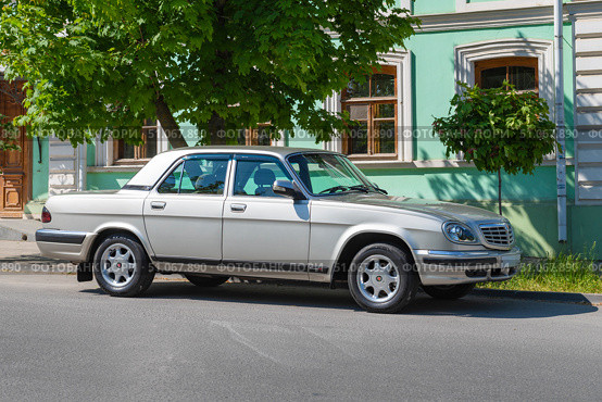Российский автомобиль "Волга" ГАЗ-31105 на городской улице солнечным майским днем. Редакционное фото, фотограф Виктор Карасев / Фотобанк Лори