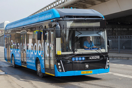 Российский электробус ЛиАЗ-6274 "e-Citymax 12" в движении апрельским днем. Москва (2021 год). Редакционное фото, фотограф Виктор Карасев / Фотобанк Лори