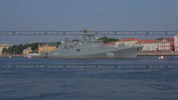 Российский фрегат "Адмирал Макаров" в акватории Невы. Подготовка ко Дню ВМФ, Санкт-Петербург (2018 год). Редакционное видео, видеограф Виктор Карасев / Фотобанк Лори