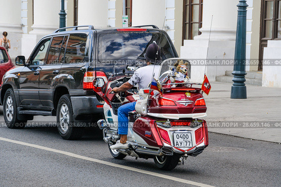Российский футбольный болельщик на мотоцикле "Honda Gold Wing" едет по Варварке в дни проведения Чемпионата мира по футболу FIFA 2018 в России. Москва. Редакционное фото, фотограф Алёшина Оксана / Фотобанк Лори