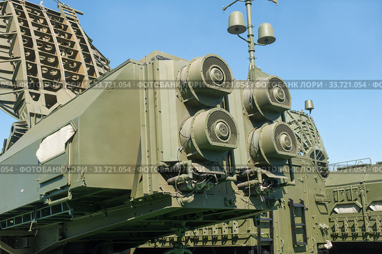Российский комплекс радиоэлектронной борьбы (РЭБ) «Красуха-2» на четырёхосном шасси БАЗ-6910-022 на авиасалоне МАКС-2019 в Жуковском, Россия, фрагмент сзади. Редакционное фото, фотограф Малышев Андрей / Фотобанк Лори