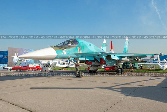 Российский многофункциональный истребитель-бомбардировщик Су-32 солнечным летним днем. Экспонат авиашоу "МАКС-2019" Редакционное фото, фотограф Виктор Карасев / Фотобанк Лори