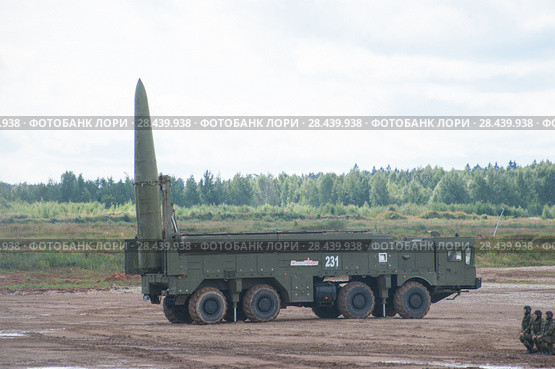 Российский оперативно-тактический ракетный комплекс (ОТРК) "Искандер" (9К720, SS-26 «Stone») на Международном военно-техническом форуме "Армия-2017". полигон Алабино с поднятой ракетой. Редакционное фото, фотограф Малышев Андрей / Фотобанк Лори