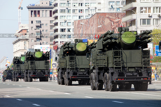 Российский самоходный зенитный ракетно-пушечный комплекс (ЗПРК) С-1 "Панцирь" проходит по Новому Арбату с утренней репетиции Парада Победы, Москва. Стоковое фото, фотограф Николай Винокуров / Фотобанк Лори