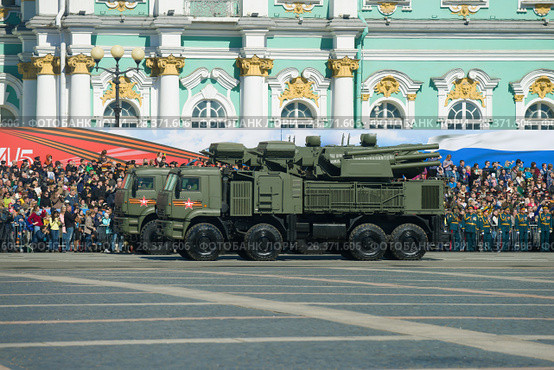 Российский самоходный зенитный ракетно-пушечный комплекс "панцирь-С1" на Генеральной репетиции военного парада в честь Дня Победы. Санкт-Петербург (2017 год). Редакционное фото, фотограф Виктор Карасев / Фотобанк Лори