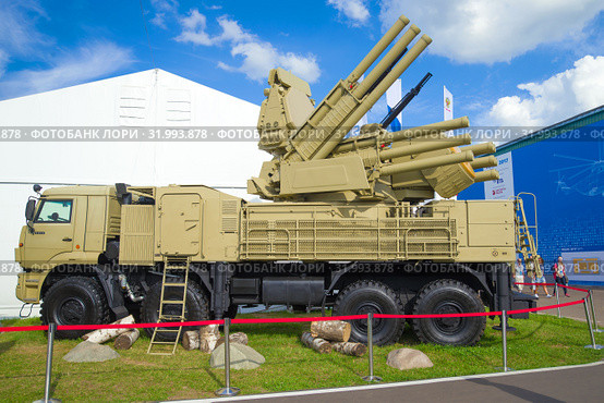 Российский самоходный зенитный ракетно-пушечный комплекс (ЗРПК) Панцирь-С1 на базе автомобиля КАМАЗ-6560. Экспонат МАКС-2017. Редакционное фото, фотограф Виктор Карасев / Фотобанк Лори
