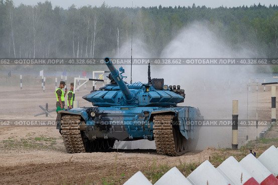 Российский танк Т-72Б3 в голубой окраске на трассе танкового биатлона. Международные военные игры, Алабино (2022 год). Редакционное фото, фотограф Виктор Карасев / Фотобанк Лори