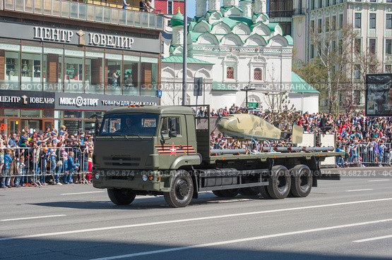 Российский трёхосный грузовик КамАЗ-65117 с новым боевым беспилотником вертолетного типа "Катран-БПЛА" едет после парада в честь Дня Победы по Новому Арбату, Москва (2018 год). Редакционное фото, фотограф Малышев Андрей / Фотобанк Лори