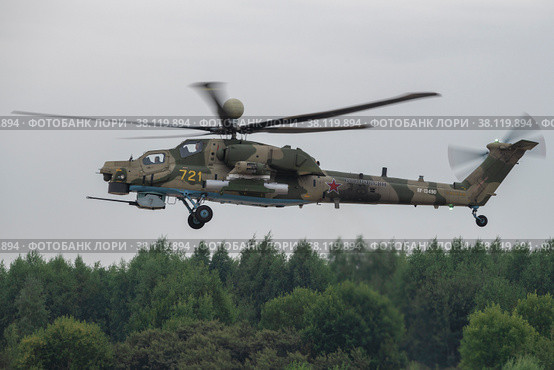 Российский военный вертолет Ми-28НМ (RF-13490) летит над лесом пасмурным днем (2022 год). Редакционное фото, фотограф Виктор Карасев / Фотобанк Лори