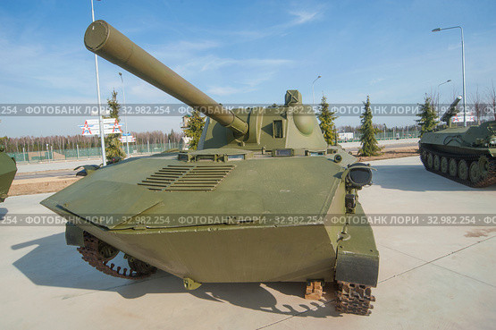 Российское 120-мм дивизионно-полковое авиадесантное самоходное артиллерийское орудие 2С9 «Нона-С» в парке "Патриот", вид спереди (2016 год). Редакционное фото, фотограф Малышев Андрей / Фотобанк Лори