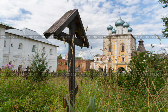 Россия. Борисоглебский. Борисоглебский монастырь. Старинное надгробье на кладбище. Сретенская церковь. The monastery of STS. an old gravestone in the cemetery. sretenskaya church. (2020 год). Редакционное фото, фотограф Алексей Смышляев / Фотобанк Лори