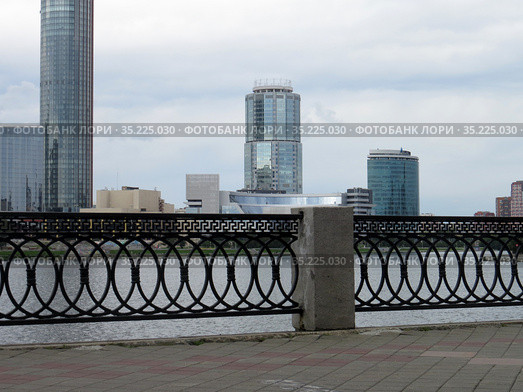 Россия. Екатеринбург. Набережная городского пруда, фрагмент ограды (2019 год). Стоковое фото, фотограф Владислав Сабанин / Фотобанк Лори