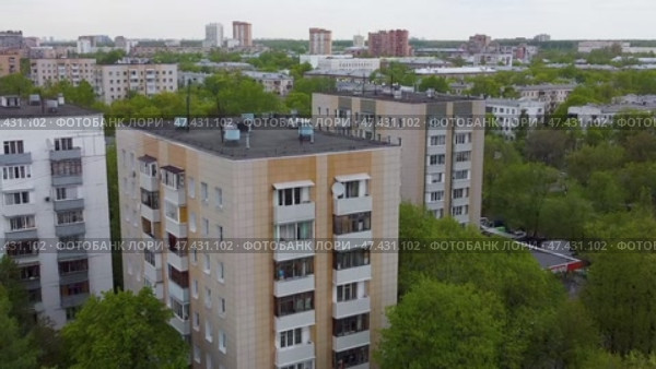 Россия, г. Москва, Открытое шоссе, 2к3. Жилые дома. Рядом ТЦ Янтарь (2021 год). Стоковое видео, видеограф Сергей Татаринцев / Фотобанк Лори
