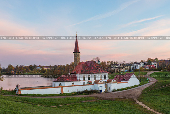 Россия. Гатчина. Вид на Приоратский замок (2021 год). Редакционное фото, фотограф Литвяк Игорь / Фотобанк Лори
