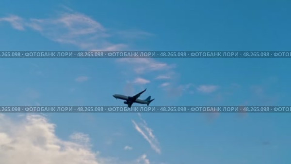 Россия, Краснодарский край, Сочи. Август 2024. Адлер. Посадка самолета. Стоковое видео, видеограф Сергей Татаринцев / Фотобанк Лори