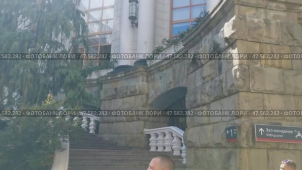 Россия, Краснодарский край, Сочи. Август 2024. ЖД вокзал центрального Сочи. Стоковое видео, видеограф Сергей Татаринцев / Фотобанк Лори
