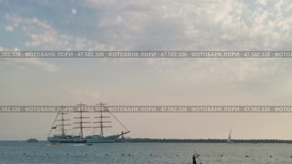 Россия, Краснодарский край, Сочи. Морской порт. Октябрь 2024. Парусник заходит в порт. Стоковое видео, видеограф Сергей Татаринцев / Фотобанк Лори