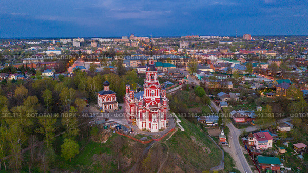 Россия, Московская область, Можайск, вечерний вид на город и Никольский собор. Редакционное фото, фотограф glokaya_kuzdra / Фотобанк Лори