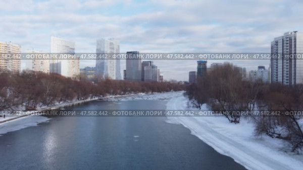 Россия. Москва. Филёвский бульвар. Вид на Москва СИТИ. Река Москва. Река с высоты птичьего полета. Ледоход (2021 год). Стоковое видео, видеограф Сергей Татаринцев / Фотобанк Лори