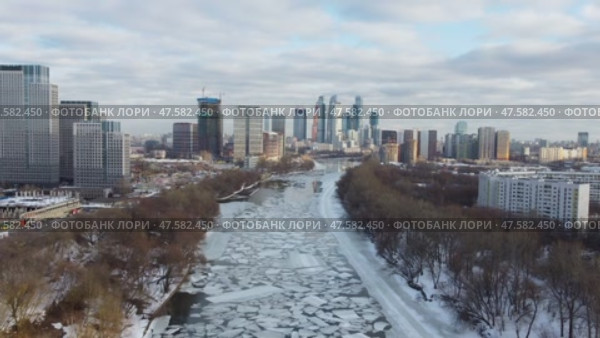 Россия. Москва. Филёвский бульвар. Вид на Москва СИТИ. Река Москва. Река с высоты птичьего полета. Ледоход (2021 год). Редакционное видео, видеограф Сергей Татаринцев / Фотобанк Лори