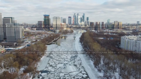 Россия. Москва. Филёвский бульвар. Вид на Москва СИТИ. Река Москва. Река с высоты птичьего полета. Ледоход (2021 год). Редакционное видео, видеограф Сергей Татаринцев / Фотобанк Лори