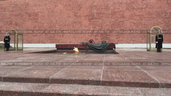 Россия, Москва. Могила Неизвестного Солдата у стен Московского Кремля. Пост Почётного караула у Вечного огня. Russia, Moscow. Tomb of the Unknown Soldier near the walls of the Moscow Kremlin. Honor Guard post at the Eternal Flame. Редакционное видео, видеограф Александр Рыбалка / Фотобанк Лори