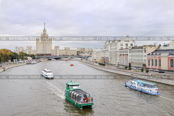 Россия, Москва. Парад речных трамвайчиков на Москве реке в День города. Высотное здание на Котельнеческой и Космодемианской набережной. (2023 год). Стоковое фото, фотограф Сергей Никифоров-Гордеев / Фотобанк Лори