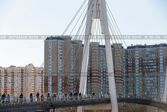 Россия. Москва. Пешеходный мост через Москву-реку от Павшинской поймы до станции метро Мякинино. Russia. Moscow. Pedestrian bridge across the Moskva River from the Pavshinskaya floodplain to the Myakinino metro station. (2019 год). Редакционное фото, фотограф Алексей Смышляев / Фотобанк Лори