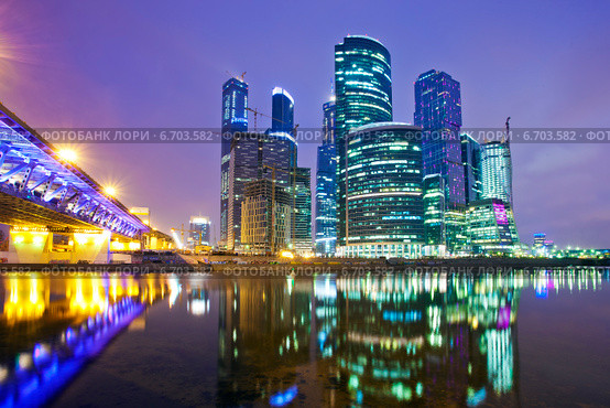Россия. Москва. Вид на Дорогомиловский мост и комплекс "Москва-Сити" (2014 год). Редакционное фото, фотограф Литвяк Игорь / Фотобанк Лори