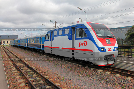 Россия. Петербург. Тепловоз ТУ10 "Колибри" с вагонами на Малой Октябрьской Железной дороге (2014 год). Редакционное фото, фотограф Александр Тарасенков / Фотобанк Лори
