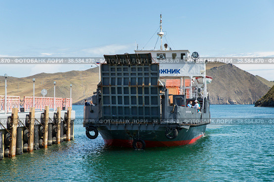 Россия. Сахюрта. Паром «Дорожник». Паромная переправа МРС – остров Ольхон. Ferry crossing connecting the continent and Olkhon island (2020 год). Редакционное фото, фотограф Алексей Смышляев / Фотобанк Лори