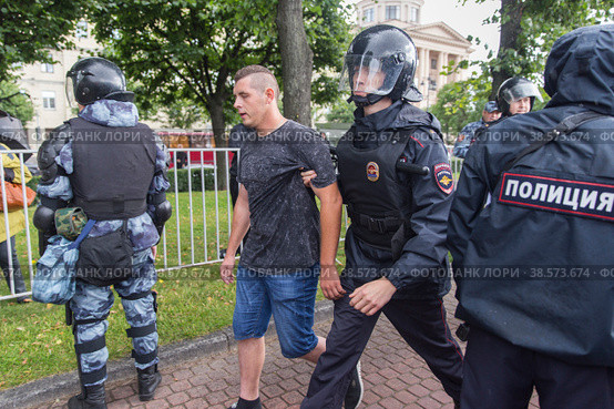 Россия. Санкт-Петербург. Митинг Петербург за Москву. Участники митинга. Сотрудники полиции по просьбе организаторов мероприятия выводят участников, заподренных в провокационных действиях. Russia. Saint-Petersburg. Rally Petersburg for Moscow. Participants of the rally. Police officers, at the request of the organizers of the event, withdraw participants suspected of provocative actions. (2019 год). Редакционное фото, фотограф Алексей Смышляев / Фотобанк Лори