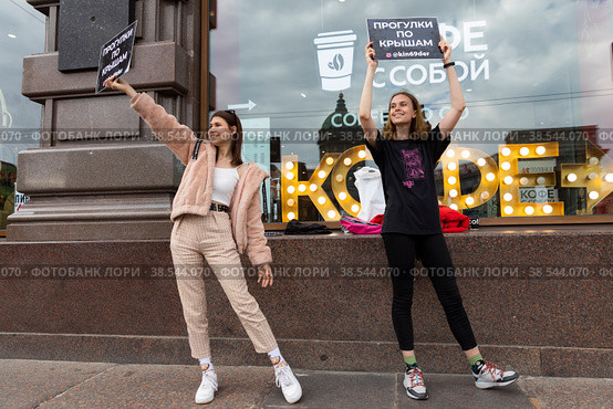 Россия. Санкт-Петербург. Промоутеры рекламируют прогулки по крышам. Туристический бизнес. Russia. Saint-Petersburg. Promoters advertise rooftop walks. Tourism business. (2021 год). Редакционное фото, фотограф Алексей Смышляев / Фотобанк Лори