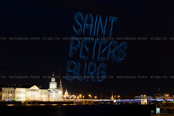 Россия. Санкт-Петербург. Шоу квадрокоптеров Welcome SPb Show, приуроченное к открытию туристического сезона (2021 год). Стоковое фото, фотограф Литвяк Игорь / Фотобанк Лори