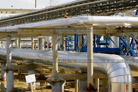 Россия, Сибирь, Тюменская область, Уватский район; Усть-Тегусское нефтяное месторождение; переплетение трубопроводов (2009 год). Редакционное фото, фотограф Александр Циликин / Фотобанк Лори