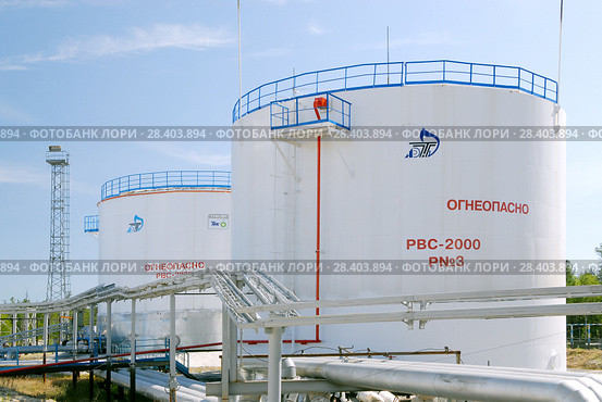Россия, Тюменская область, Уватский район, Кальчинское месторождение нефти,  емкости для нефти (2008 год). Редакционное фото, фотограф Александр Циликин / Фотобанк Лори