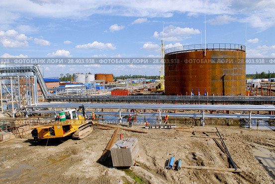 Россия, Тюменская область,   Уватский район;  Усть-Тегусское нефтяное месторождение; спецтехника, работы по обустройству месторождения, трубы (2009 год). Редакционное фото, фотограф Александр Циликин / Фотобанк Лори