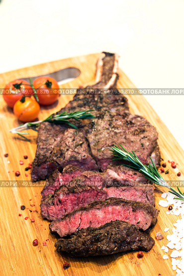 Rosted and grilled Beef Rib Steak, american groumet cuisine. Стоковое фото, агентство Ingram Publishing / Фотобанк Лори