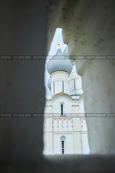 Rostov Veliky, Russia - May 05, 2022: Rostov Kremlin. A medieval building of the 17th century. View of the temple through the loophole. Редакционное фото, фотограф Наталия Кирсанова / Фотобанк Лори