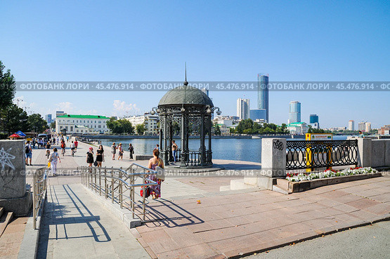 Ротонда на набережной городского пруда. Город Екатеринбурга (2016 год). Стоковое фото, фотограф Александр Тараканов / Фотобанк Лори