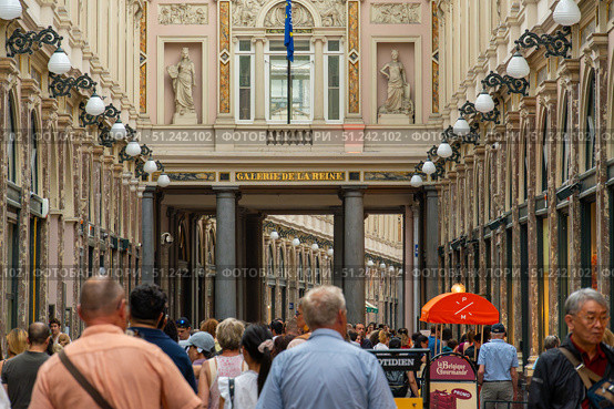 Royal Saint-Hubert Galleries and People. Shopping Arcades. Brussels, Belgium. Редакционное фото, фотограф Максим Забаровский / Фотобанк Лори