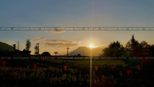 Роза Хутор вид на горный кластер и закат. Аттракцион Родельбан. (2024 год). Стоковое видео, видеограф Сергей Татаринцев / Фотобанк Лори