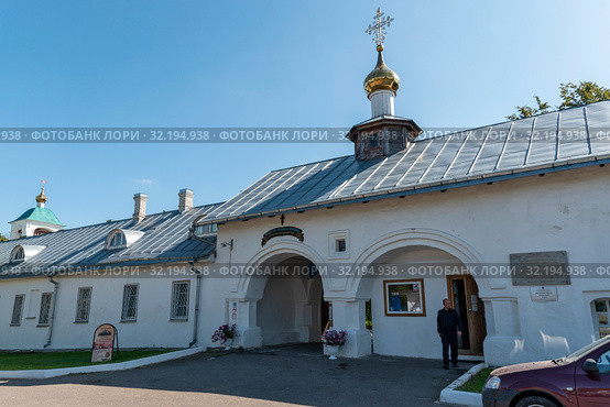 Рождества Богородицы Снетогорский женский монастырь. Каменные ворота. Псков (2019 год). Редакционное фото, фотограф Александр Щепин / Фотобанк Лори