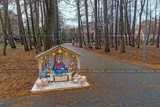 Рождественский вертеп в Лиственничном парке города Светлогорска Калининградской области (2023 год). Редакционное фото, фотограф Румянцева Наталия / Фотобанк Лори