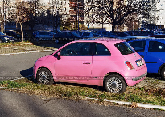 Розовый автомобиль FIAT на стоянке. Редакционное фото, фотограф Максим Гулячик / Фотобанк Лори