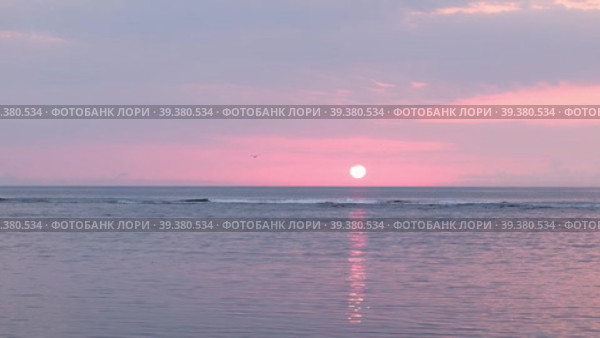 Розовый закат на море. Сахалин.Татарский пролив. Стоковое видео, видеограф Эльвира  Трощенкова / Фотобанк Лори