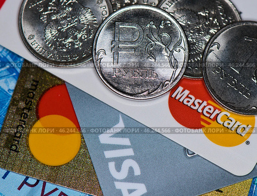 Рублевые монеты и кредитные карточки с логотипами MasterCard и Visa. Редакционное фото, фотограф E. O. / Фотобанк Лори
