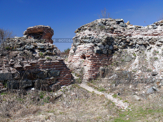 Руины античной крепости, защищавшей Траяновы врата, Болгария (2010 год). Стоковое фото, фотограф Алексей Стоянов / Фотобанк Лори