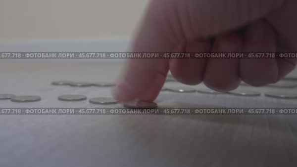 Рука собирает монеты, разбросанные по полу.  Деньги лежат на полу. Монеты разбросаны по полу. Стоковое видео, видеограф Анна Чижова / Фотобанк Лори