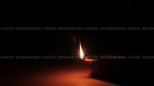 Руки поджигают спичку и зажигают свечу. Стоковое видео, видеограф Виктор Тихонов / Фотобанк Лори